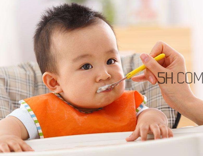 母乳和奶粉哪個(gè)好？媽媽開(kāi)心最重要