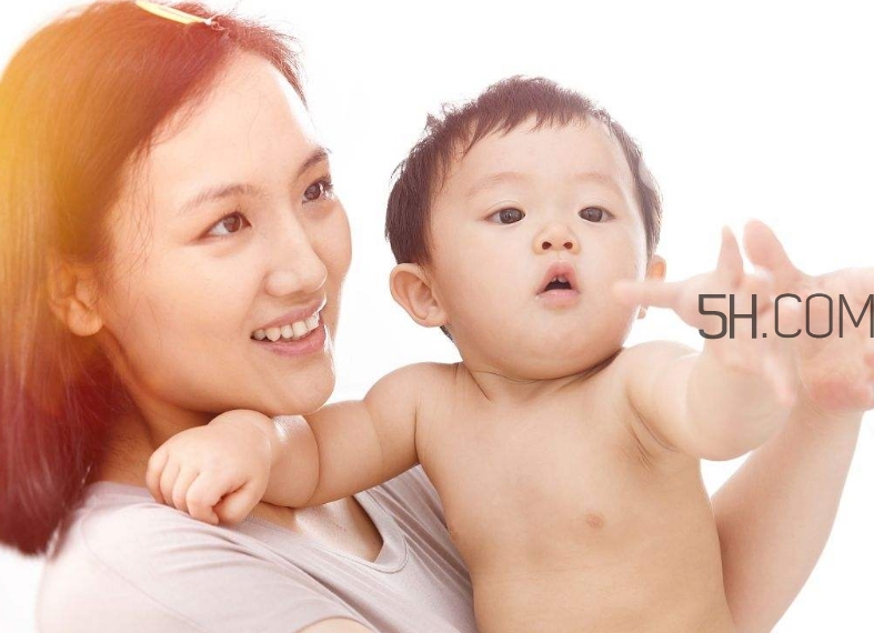 母乳和奶粉哪個(gè)好？媽媽開(kāi)心最重要