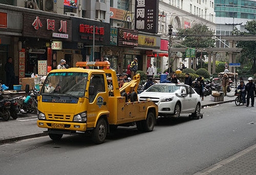 汽車拖車費(fèi)能報(bào)嗎？汽車的前后拖車孔怎么打開(kāi)？