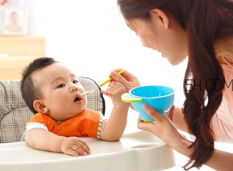 寶寶多大可以自己吃飯？如何讓寶寶愛上吃飯？