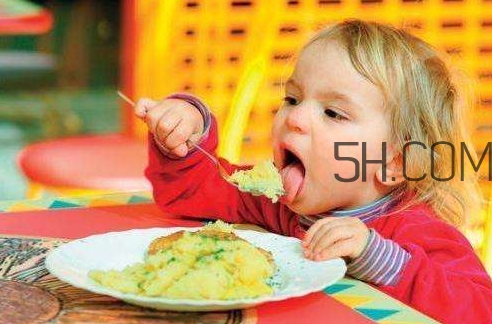 教會(huì)寶寶自己吃飯，你做到這些了嗎？