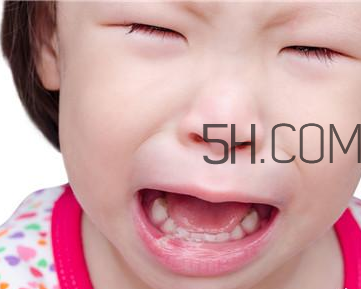 幼兒嘴巴長泡疹怎么辦才好？小兒腦癱與發(fā)育遲緩一樣嗎？