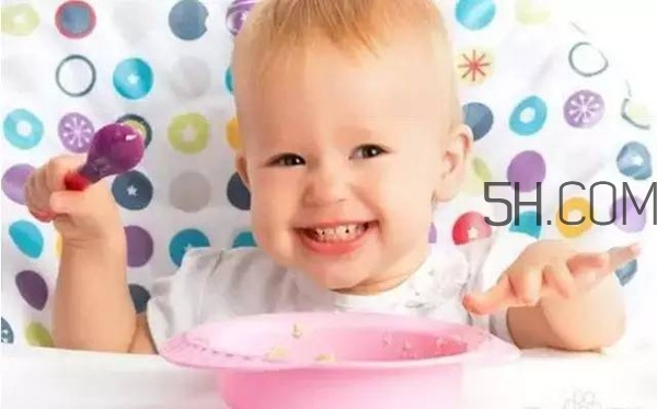 寶寶多大可以自己吃飯？如何讓寶寶愛上吃飯？