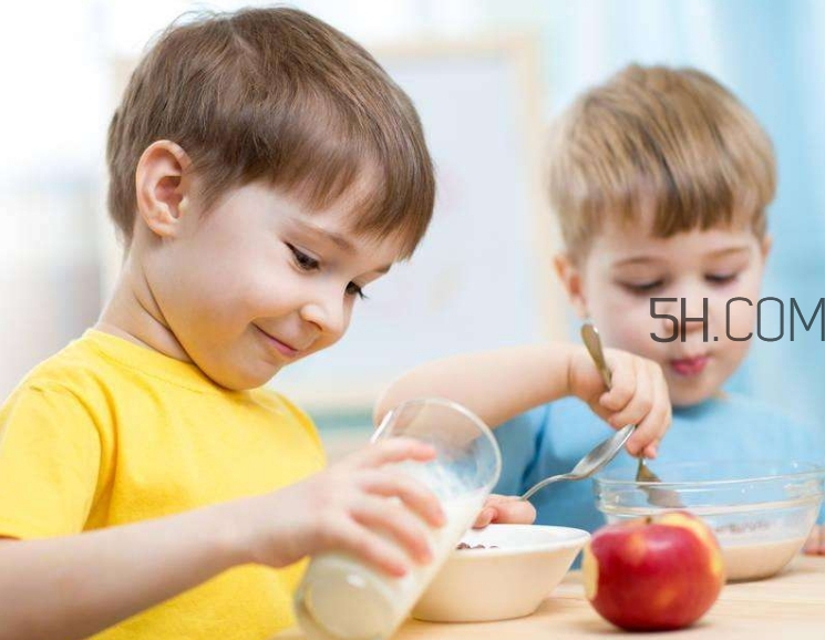 寶寶多大可以自己吃飯？如何讓寶寶愛上吃飯？