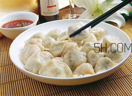 餃子和面用熱水還是冷水？餃子和面要醒多長時間？