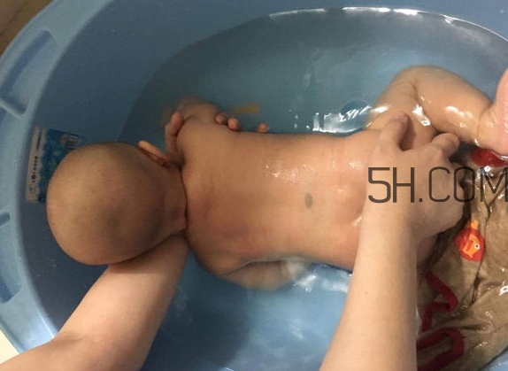 如何正確給寶寶洗澡？給寶寶洗澡水溫多少度？