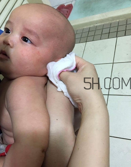 如何正確給寶寶洗澡？給寶寶洗澡水溫多少度？