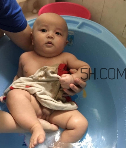 如何正確給寶寶洗澡？給寶寶洗澡水溫多少度？