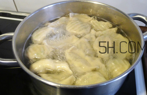 為什么餃子煮熟了會浮起來？餃子煮多久才熟？