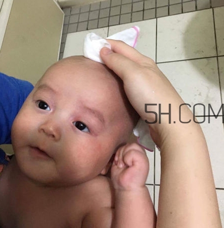如何正確給寶寶洗澡？給寶寶洗澡水溫多少度？