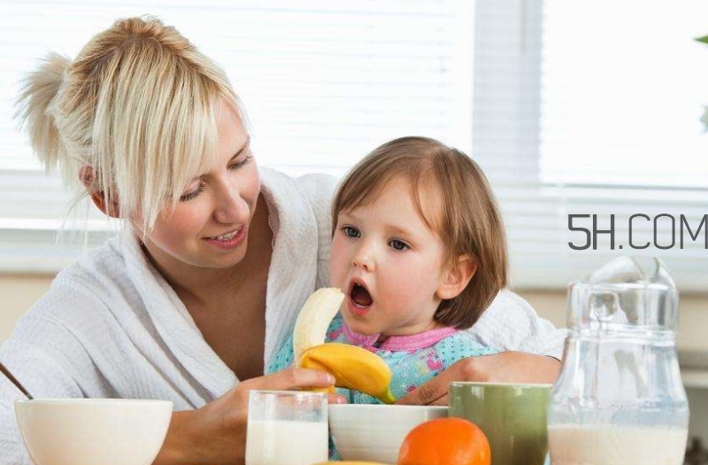 寶寶多大可以自己吃飯？如何讓寶寶愛上吃飯？