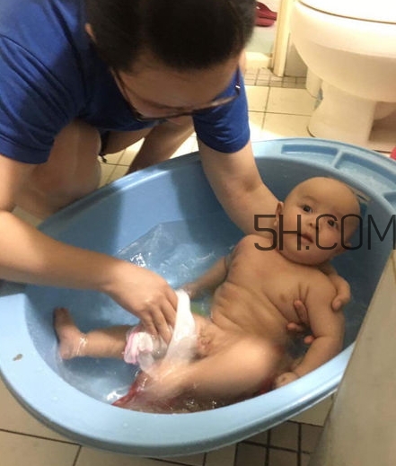 如何正確給寶寶洗澡？給寶寶洗澡水溫多少度？