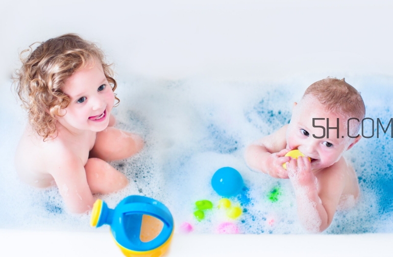 如何正確給寶寶洗澡？給寶寶洗澡水溫多少度？