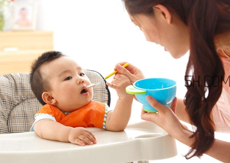 教會(huì)寶寶自己吃飯，你做到這些了嗎？