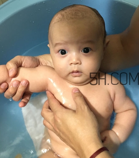 如何正確給寶寶洗澡？給寶寶洗澡水溫多少度？