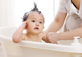 如何正確給寶寶洗澡？給寶寶洗澡水溫多少度？