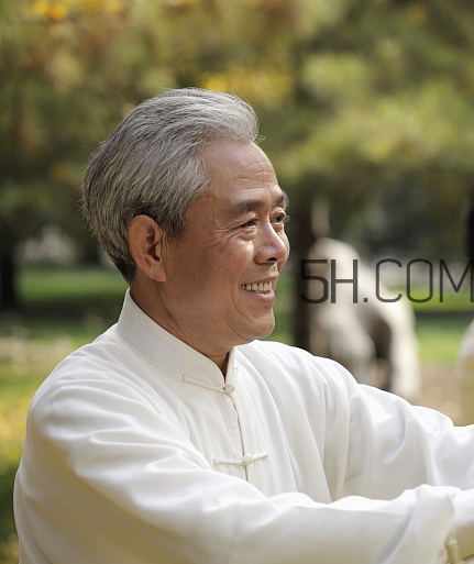 頸椎病能游泳嗎？頸椎病能引起胸疼嗎？