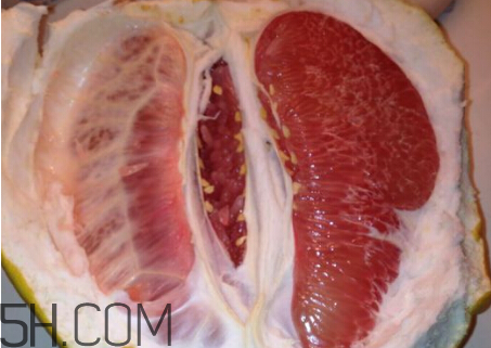 紅心柚和白心柚有什么區(qū)別？柚子皮泡水喝的作用？
