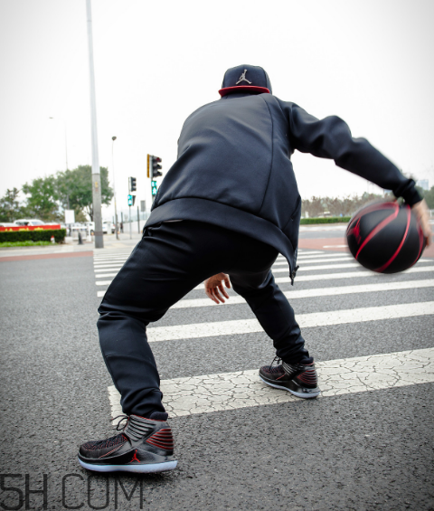 air jordan 32黑紅禁穿配色上腳效果怎么樣？