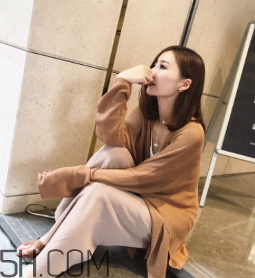 焦糖色風衣配什么內(nèi)搭？焦糖色風衣里面穿什么