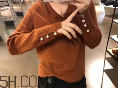 焦糖色毛衣配什么外套？焦糖色毛衣配什么顏色外套好看
