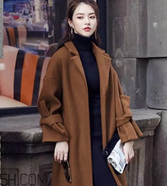 焦糖色大衣配什么顏色圍巾？焦糖色呢子配什么圍巾