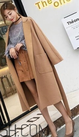 焦糖色風衣搭配什么鞋子？焦糖色風衣搭配什么襪子