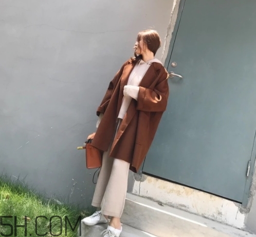 焦糖色風(fēng)衣配什么褲子？焦糖色風(fēng)衣搭配褲子顏色