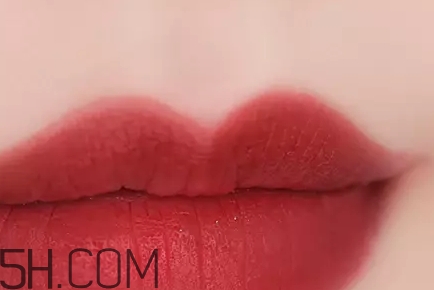 姨媽色口紅適合什么膚色？姨媽色口紅顯白嗎