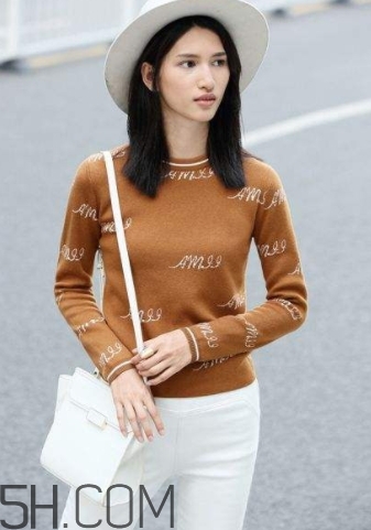 焦糖色毛衣配什么褲子？焦糖色毛衣配什么鞋子？
