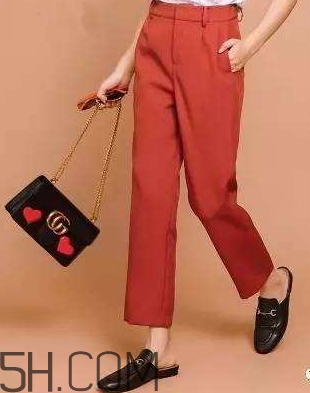 焦糖色褲子配什么鞋子？焦糖色褲子配什么襪子