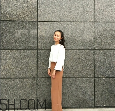 焦糖色褲子配什么鞋子？焦糖色褲子配什么襪子