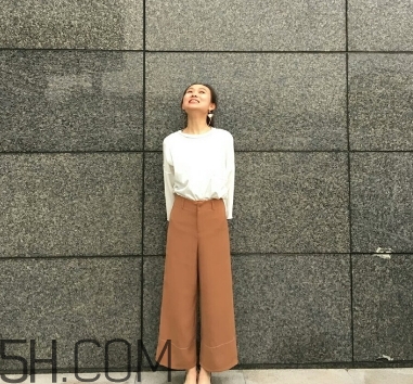 焦糖色褲子配什么鞋子？焦糖色褲子配什么襪子