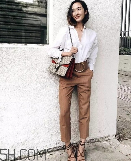 焦糖色褲子配什么鞋子？焦糖色褲子配什么襪子