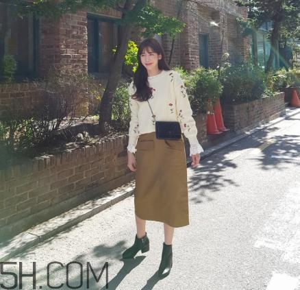 白色毛衣搭配什么裙子？白色毛衣搭配裙子圖片