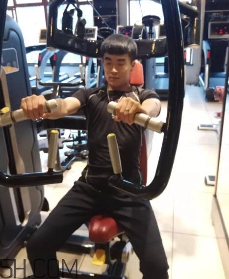 坐姿推胸多重合適？坐姿推胸怎么確定重量？