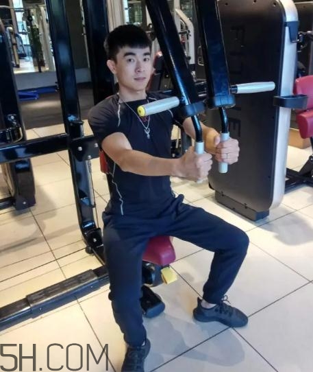 坐姿推胸多重合適？坐姿推胸怎么確定重量？