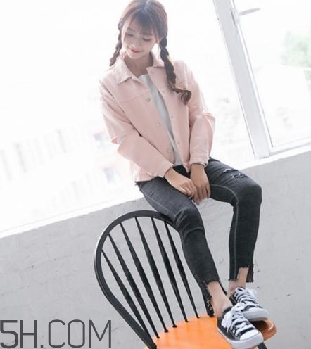 粉色衣服配什么顏色的褲子？粉色衣服搭配褲子圖片