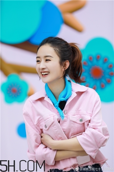 膽結(jié)石會引起轉(zhuǎn)氨酶升高嗎？膽結(jié)石會引起什么?。?></p><h3>膽結(jié)石怎么治療</h3><p>膽結(jié)石治療方法有很多，目前膽結(jié)石治療主要有兩種方法，一種是手術(shù)治療。另一種是非手術(shù)療法，即采取中西醫(yī)對癥治療、中醫(yī)藥物治療等療法。兩種療法各有利弊。</p><p>膽結(jié)石手術(shù)治療可分為一般手術(shù)和微創(chuàng)手術(shù)。</p><p>1.一般的手術(shù)治療</p><p>對于一些比較大的、藥物不起作用的結(jié)石可通過手術(shù)直接切除膽囊，能快速根除病灶，是目前最好的辦法。但手術(shù)有一定的適應(yīng)證。</p><p>2.微創(chuàng)手術(shù)</p><p>只是在腹部切三個2～3公分的小切口就可以了，手術(shù)方法簡單、創(chuàng)傷小、恢復(fù)快。但是微創(chuàng)手術(shù)很難將細小結(jié)石取出，還會誘發(fā)結(jié)石。</p><p style=