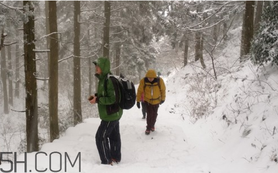 下雪爬山要準(zhǔn)備什么？爬山后小腿疼怎么按摩？