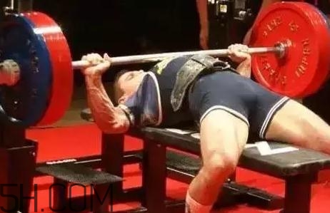 什么是斷頭臺臥推？杠鈴斷頭臺臥推怎么做？