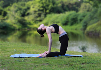 第一次練瑜伽需要準備什么？女性瑜伽基本動作