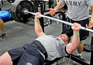 臥推能練腹肌嗎？臥推可以豐胸嗎？