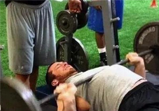 臥推要不要挺腰？臥推要直上直下嗎？