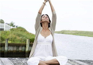 自學(xué)瑜伽從哪些體式入手？瑜伽能減肥嗎？