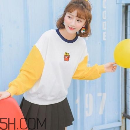 衛(wèi)衣搭配裙子好看嗎？衛(wèi)衣和裙子怎么搭配？