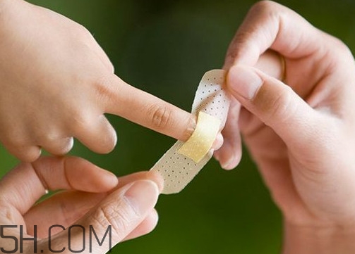 創(chuàng)可貼哪個牌子比較好？亂用創(chuàng)可貼有什么危害