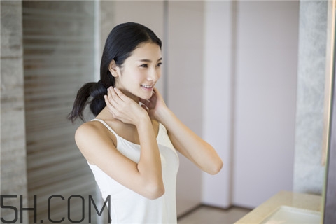 粉刺和黑頭的區(qū)別 粉刺和痤瘡一樣嗎？
