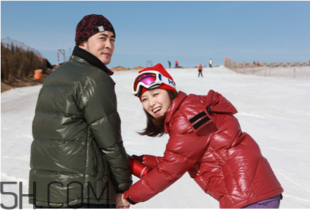 滑雪穿什么衣服比較好？滑雪鞋怎么穿？