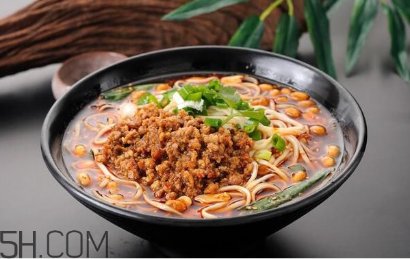 重慶小面為什么會(huì)火？重慶小面湯是怎么熬制的